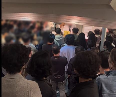 배 안에서 대기 중인 승객들 (출처=연합뉴스)