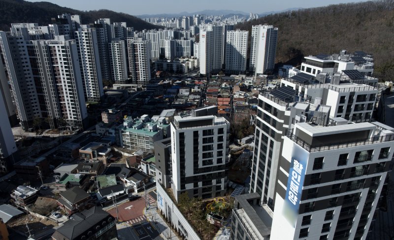 [대구=뉴시스] 이무열 기자 = 19일 대구 수성구의 한 아파트에 할인분양 관련 현수막이 붙어있다. 정부가 지방의 '악성 미분양' 주택 문제를 해소하기 위해 한국토지주택공사(LH)를 통해 약 3000호를 직접 매입하기로 했다. 국토부에 따르면 지난해 12월 기준 전국 미분양 아파트는 7만173가구로 지난 2012년(7만4835가구) 이후 12년 만에 최다 수준이다. 지방 미분양 주택은 2022년부터 5만호 수준이다. 지난해 지방 미분양 주택은 5만3000호로 이 중 '악성 미분양'으로 분류되는 준공 후 미분양은 1만7200호에 달한
