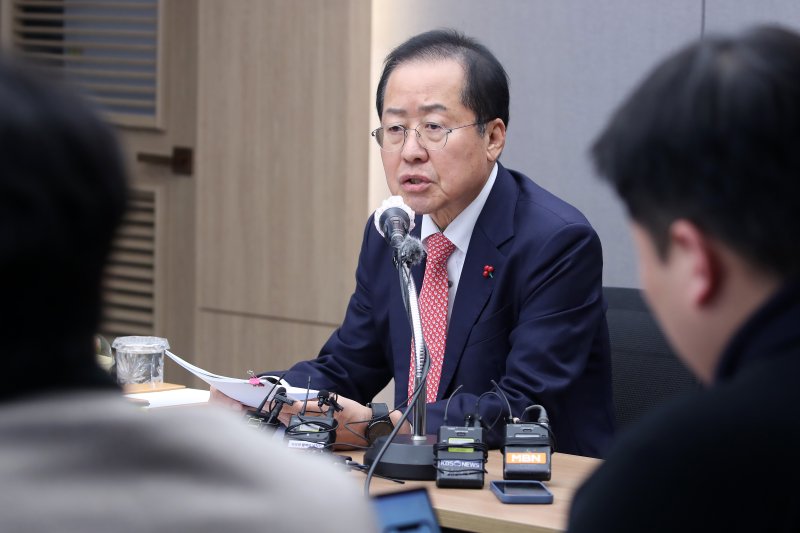 홍준표 대구시장이 26일 오후 대구시청 산격청사에서 열린 송년 기자간담회에서 취재진 질문에 답하고 있다. 2024.12.26/뉴스1 ⓒ News1 공정식 기자