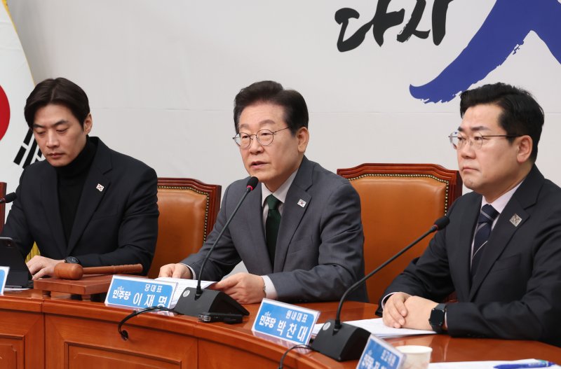 [서울=뉴시스] 고승민 기자 = 이재명 더불어민주당 대표가 24일 서울 여의도 국회에서 열린 최고위원회의에서 발언하고 있다. 2025.02.24. kkssmm99@newsis.com
