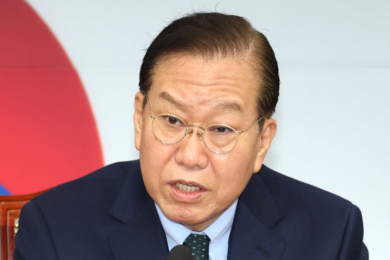 권영세 국민의힘 비상대책위원장이 24일 오전 서울 여의도 국회에서 열린 비상대책위원회의에서 모두발언을 하고 있다. 2025.2.24/뉴스1 ⓒ News1 이광호 기자