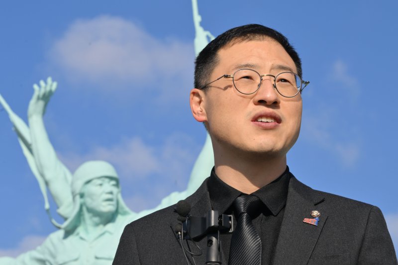 [광주=뉴시스] 이영주 기자 = 국민의힘 김상욱 의원이 24일 오전 광주 북구 운정동 국립5·18민주묘지를 찾아 5·18 당시 폭력 계엄군에 맞섰던 시민군을 상징하는 무장항쟁군상 앞에서 취재진 인터뷰를 하고 있다. 2025.02.24. leeyj2578@newsis.com