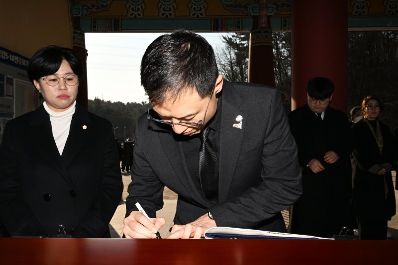 [광주=뉴시스] 이영주 기자 = 국민의힘 김상욱 의원이 24일 오전 광주 북구 운정동 국립5·18민주묘지를 찾아 방명록을 작성하고 있다. 2025.02.24. leeyj2578@newsis.com