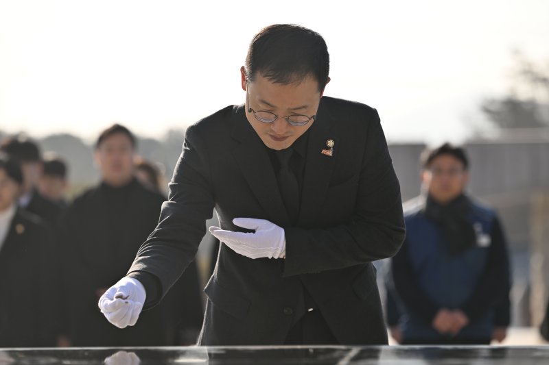 [광주=뉴시스] 이영주 기자 = 국민의힘 김상욱 의원이 24일 오전 광주 북구 운정동 국립5·18민주묘지를 찾아 오월 영령에 분향하고 있다. 2025.02.24. leeyj2578@newsis.com