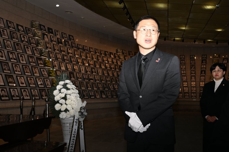 [광주=뉴시스] 이영주 기자 = 국민의힘 김상욱 의원이 24일 오전 광주 북구 운정동 국립5·18민주묘지를 찾아 5·18 희생자들의 영정이 안치된 유영봉안소를 둘러보고 있다. 2025.02.24. leeyj2578@newsis.com
