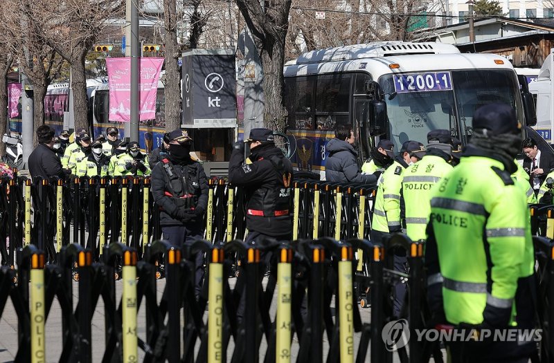 경비 삼엄한 헌재 앞 (출처=연합뉴스)