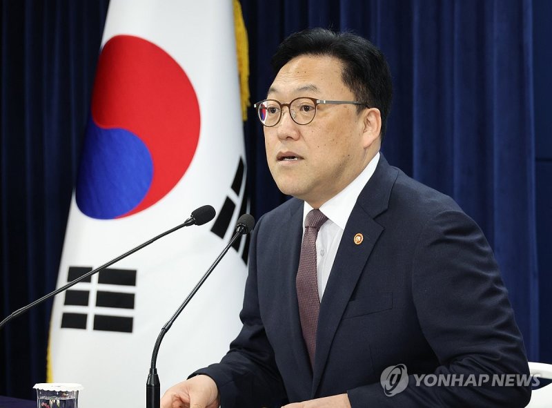 24일 정부서울청사에 열린 출입기자단 월례 간담회에서 김병환 금융위원장이 공매도 전면재개 관련 발언을 하고 있다. 연합뉴스 제공