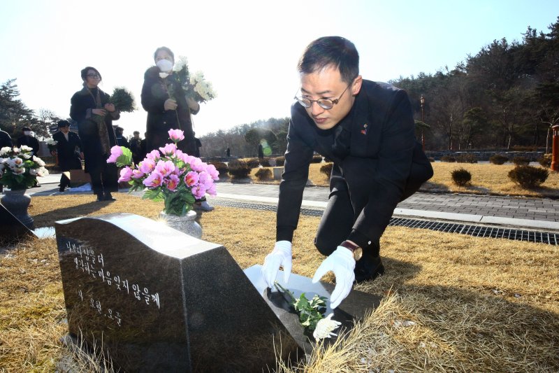 24일 김상욱 국민의힘 의원이 광주 북구 5·18민주묘지를 찾아 2묘역에 안장된 246기에 일일이 헌화하고 있다.2025.2.24/뉴스1 ⓒ News1 박지현 기자