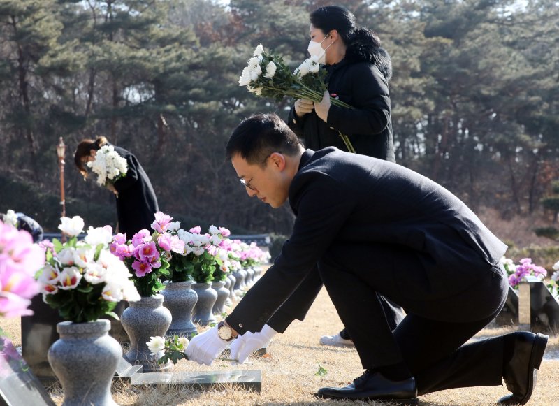 김상욱 국민의힘 의원이 24일 광주 북구 운정동 국립5·18민주묘지에서 오월 영령에 헌화하고 있다. 2025.2.24/뉴스1 ⓒ News1 박지현 기자