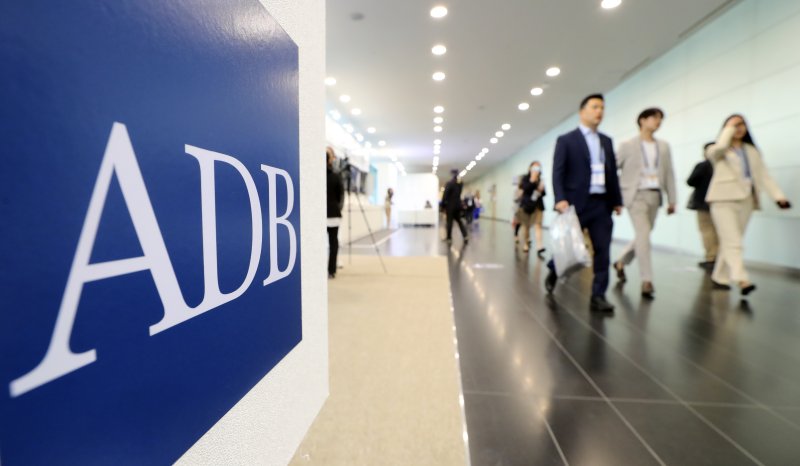 [인천=뉴시스] 최진석 기자 = 제56차 아시아개발은행(ADB) 연차총회 개막일인 지난 2023년 5월3일 오전 인천 송도 컨벤시아에서 참석자들이 이동하고 있다. 2023.05.03. myjs@newsis.com