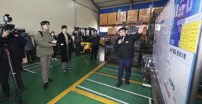 전북특별자치도가 도내 중소기업들이 글로벌 시장에서도 경쟁력을 가질 수 있도록 삼성전자와 협업해 전북형 스마트 제조혁신 프로젝트를 운영하고 있는 가운데 24일 전주에서 차량용 금속제품 제조기업인 나눔정밀을 현장 방문하여 설훈진 나눔정밀 이사로 부터 전북형 스마트 제조혁신으로 변화된 근무환경 및 생산성 향상에 대해 설명을 듣고 있다.(사진=전북자치도 제공) *재판매 및 DB 금지