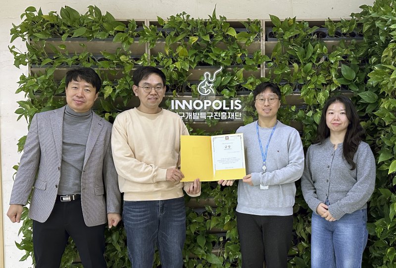 [대전=뉴시스] 'CDE DX Award 2024' 공공부문서 금상을 받은 특구재단 전산정보화팀이 기념촬영을 하고 있다.(사진=특구재단 제공) *재판매 및 DB 금지