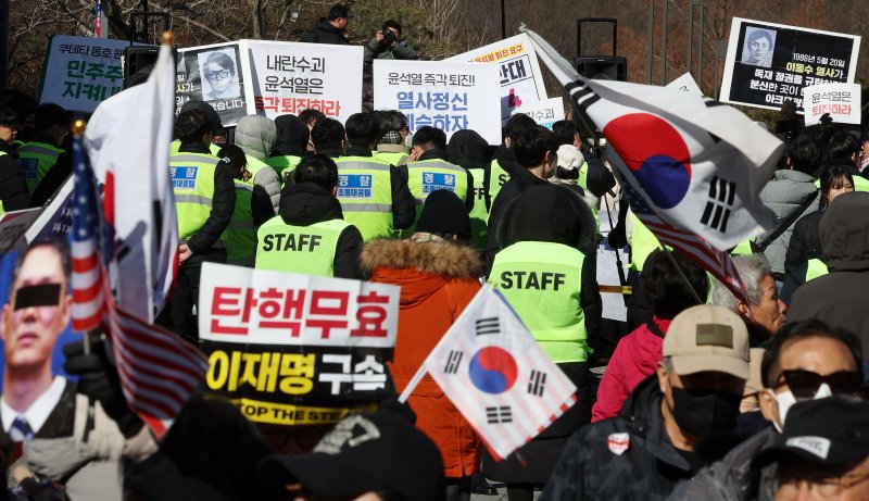 [서울=뉴시스] 홍효식 기자 = 17일 서울 관악구 서울대학교 학생회관 앞에서 윤석열 대통령 퇴진을 촉구하는 서울대 공동행동 참가자들과 탄핵을 반대하는 서울대인 및 시민들이 상반된 목소리를 내고 있다. 2025.02.17. yesphoto@newsis.com