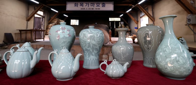 [강진=뉴시스] 강진청자축제가 열리고 있는 가운데 고려청자박물관 제2호가마에서 48시간동안 구워낸 청자를 꺼내고있다. (사진=강진군 제공_