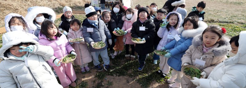 [강진=뉴시스] 강진청자축제 축제장을 찾은 어린이들이 고사리 손으로 봄나물을 캐며 즐거운 한 때를 보내고 있다. (사진=강진군 제공)
