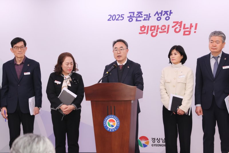 [창원=뉴시스]경남도 조현준 경제통상국장이 24일 오전 도청 프레스센터에서 올해 신규 사업인 ‘노동자 천원의 아침식사’ 지원 등 2025년 주요 업무계획에 대해 브리핑을 하고 있다.(사진=경남도 제공) 2025.02.24. photo@newsis.com