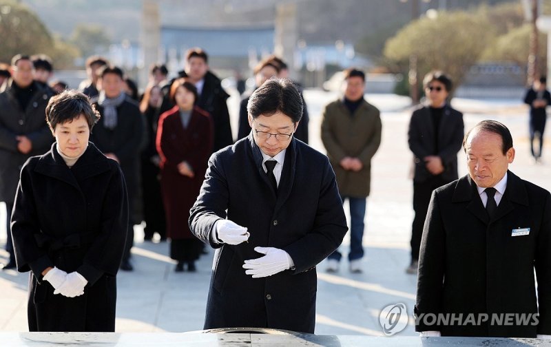 5·18 민주묘지 참배하는 김경수 전 경남지사 (출처=연합뉴스)