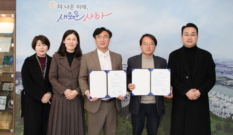 지난 21일 드라마 제작사 ㈜디에디트와 부산 사하구가 신작 드라마 ‘직장 내 불순 교제’ 제작 지원 업무협약을 체결한 가운데 두 기관 관계자들이 함께 기념촬영하고 있다. 부산 사하구 제공