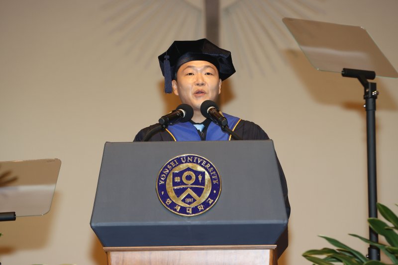 학사모 쓴 싸이, 연세대 명예졸업장 받았다