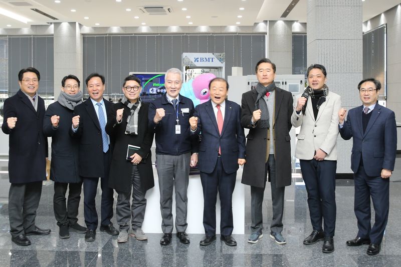 24일 피팅·밸브 제조 전문기업인 비엠티를 방문한 양재생 부산상공회의소 회장(오른쪽 네번째)이 회사 관계자 등과 기념사진을 촬영하고 있다. 부산상의 제공