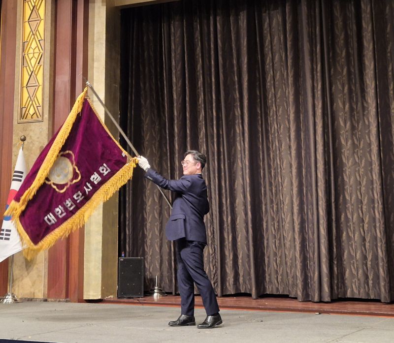 '첫 로스쿨&middot;40대' 김정욱 신임 변협회장 취임…"네트워크펌 규제"