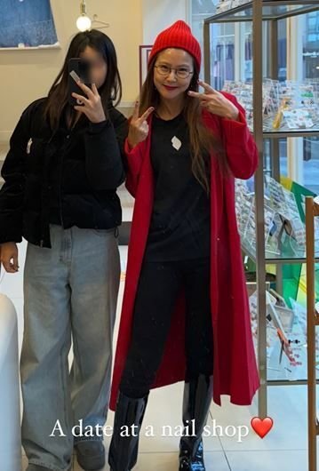 [서울=뉴시스] 이윤미(오른쪽)와 딸의 모습. (사진=이윤미 인스타그램 캡처) 2025.02.24. photo@newsis.com *재판매 및 DB 금지