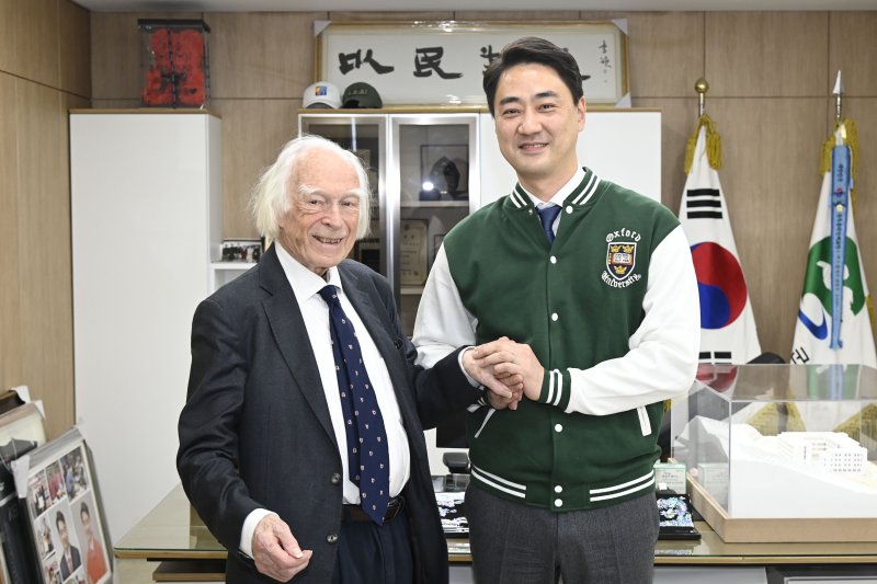 [대구=뉴시스]세계적인 석학이자 생리학자인 데니스 노블(Denis Noble) 영국 옥스퍼드대학 교수가 24일 오전 달성군청을 방문해 최재훈 달성군수와 악수를 하고 있다(사진=달성군 제공) 2025.02.24 photo@newsis.com *재판매 및 DB 금지