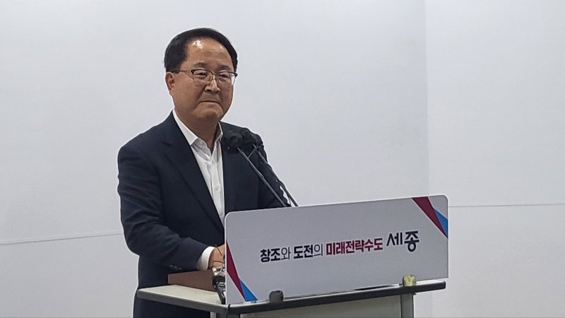 [세종=뉴시스] 송승화 기자 = 24일 세종시 보람동 세종시청에서 질문 듣는 남궁영 세종인재평생교육진흥원장. 2025.01.24.ssong1007@newsis.com. *재판매 및 DB 금지