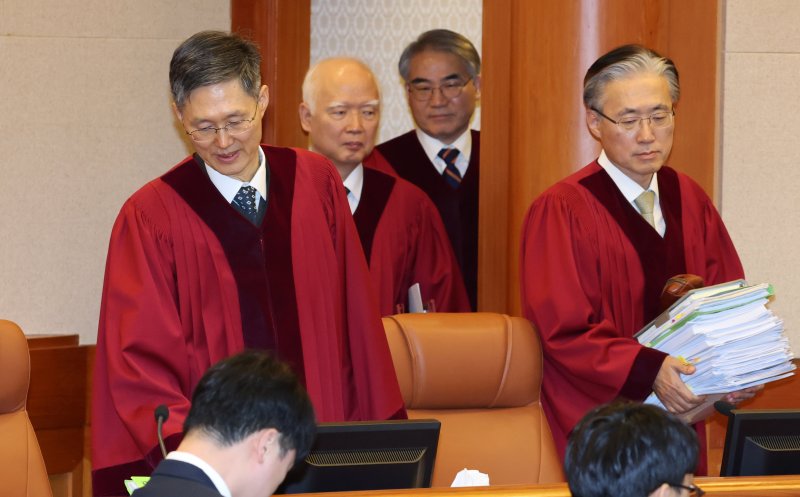 문형배 헌법재판소장 권한대행을 비롯한 헌법재판관들이 18일 서울 종로구 헌법재판소에서 열린 '윤석열 대통령 탄핵심판 9차 변론'에 입장하고 있다. 이날 윤석열 대통령은 법정에 출석하지 않고 돌아갔다. 2025.2.18/뉴스1 ⓒ News1 사진공동취재단