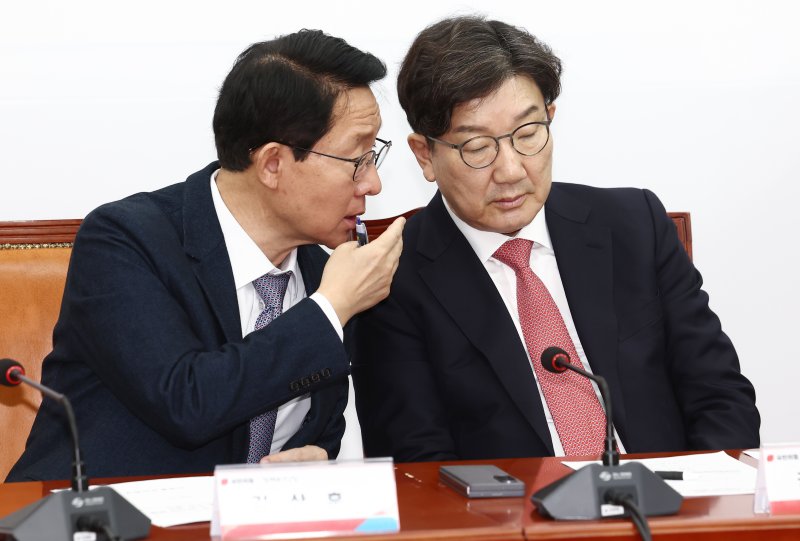 국민의힘 권성동 원내대표(오른쪽)와 김상훈 정책위의장이 4일 오전 서울 여의도 국회에서 열린 '반도체특별법 주52시간제 특례 도입을 위한 당정협의회'에서 대화하고 있다. 2025.2.4/뉴스1 ⓒ News1 김민지 기자