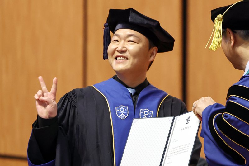 [뉴스1 PICK]학사모 쓴 싸이…연세대 '명예졸업생' 됐다