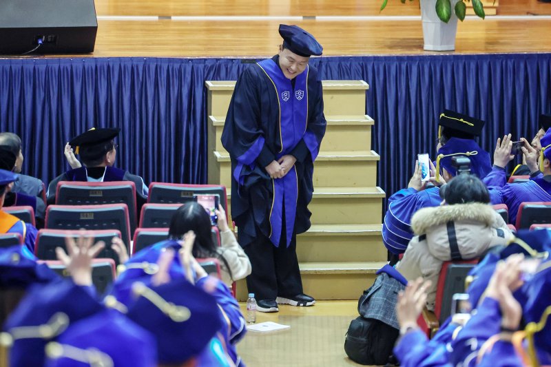 [뉴스1 PICK]학사모 쓴 싸이…연세대 '명예졸업생' 됐다