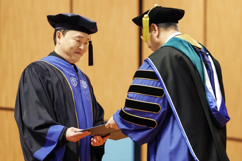 [뉴스1 PICK]학사모 쓴 싸이…연세대 '명예졸업생' 됐다