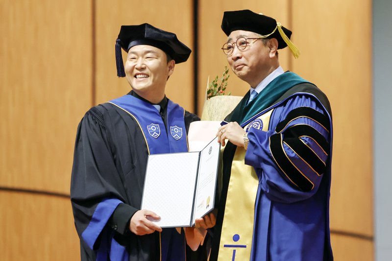 [뉴스1 PICK]학사모 쓴 싸이…연세대 '명예졸업생' 됐다