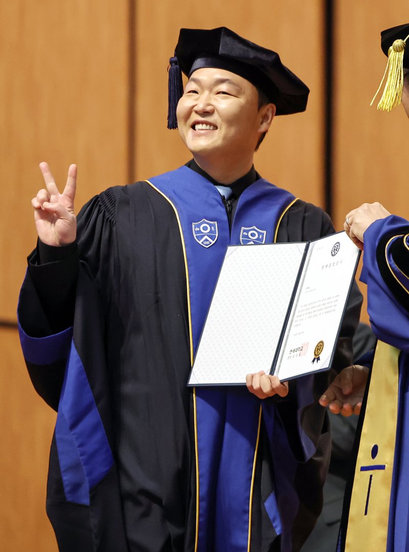 [뉴스1 PICK]학사모 쓴 싸이…연세대 '명예졸업생' 됐다