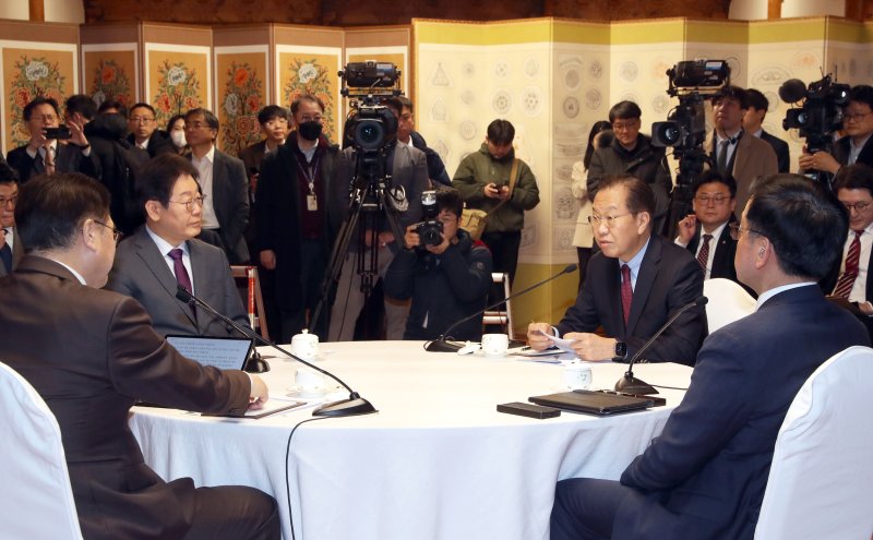 권영세 국민의힘 비상대책위원장이 20일 오후 서울 여의도 국회 사랑재에서 열린 국회-정부 국정협의회 첫 회의에서 모두 발언을 하고 있다. 2025.2.20/뉴스1 ⓒ News1 국회사진취재단