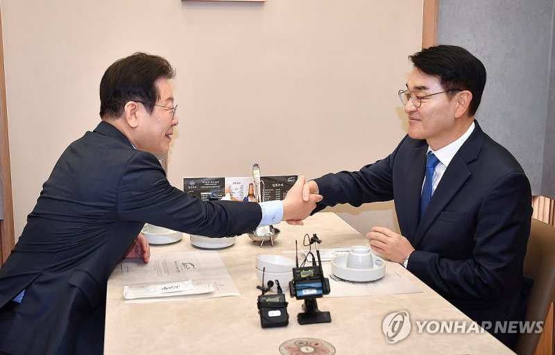 악수하는 이재명 대표-박용진 전 의원 (출처=연합뉴스)