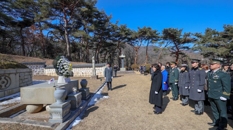 강정애 국가보훈부 장관이 24일 오전 서울시 강북구 손병희선생 묘소에서 육군사관학교장 및 생도, 의정부청소년수련관 보훈외교단 청소년들과 함께 헌화 및 묵념을 하고 있다. (국가보훈부 제공, 재판매 및 DB금지) 2024.2.24/뉴스1