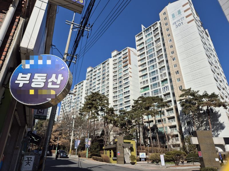 서울 마포구의 한 부동산과 아파트 단지 전경. 사진=전민경 기자