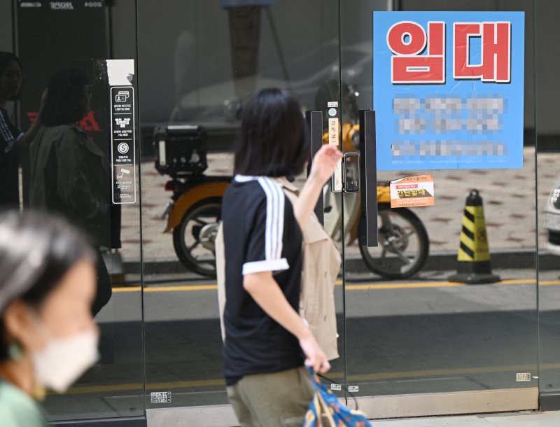 광주 동구 충장로 한 상가에 임대를 알리는 문구가 붙어 있다. '호남 최대 상권'이었던 충장로 상권은 중대형상가 공실률이 28.0%에 달하는 등 극심한 침체를 겪고 있다. 2024.04.13. pboxer@newsis.com