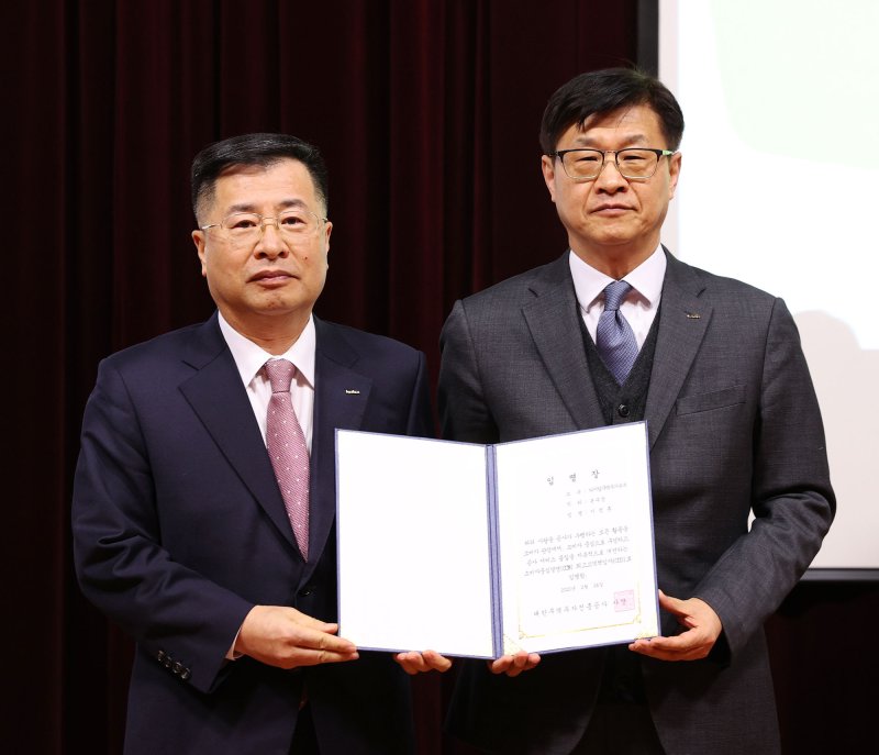 [서울=뉴시스] 강경성 코트라(KOTRA) 사장(왼쪽)이 24일 '新고객가치경영'을 선포하고, 이정훈 KOTRA 디지털무역투자본부장(오른쪽)을 최고고객책임자(CCO)로 임명한 뒤 기념촬영을 하고 있다. (사진=코트라 제공) 2025.02.24 photo@newsis.com *재판매 및 DB 금지
