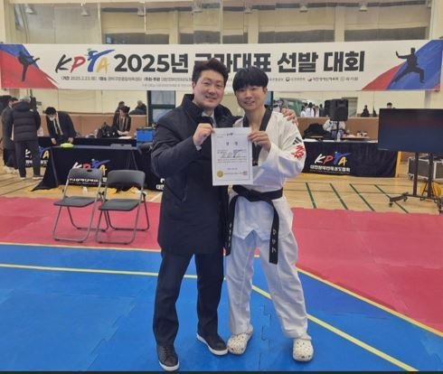 도원이엔씨 김민기 선수가 –68kg급 태권도 국가대표로 선발돼 기념촬영을 하고 있다. /뉴스1