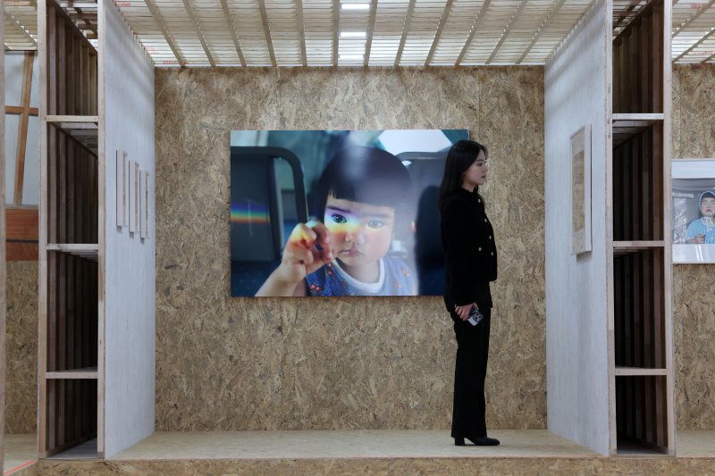 [서울=뉴시스] 박진희 기자 = 서울미술관은 24일 서울 종로구 석파정 서울미술관에서 일본 사진작가 카와시마 코도리(Kawashima kotori) 개인전 '사란란 サランラン' 기자간담회를 갖고 작가의 주요 사진 작품을 선보이고 있다. 미래에서 온 아이라는 뜻의 '미라이짱' 사진집으로 큰 반향을 일으켰던 사진작가는 이번 전시에서 그의 초기작 'BABY BABY'부터 최초 공개하는 서울 신작 '사란란'까지 만나 볼 수 있다. 2025.02.24. pak7130@newsis.com