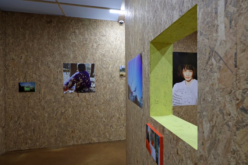 [서울=뉴시스] 박진희 기자 = 서울미술관은 24일 서울 종로구 석파정 서울미술관에서 일본 사진작가 카와시마 코도리(Kawashima kotori) 개인전 '사란란 サランラン' 기자간담회를 갖고 작가의 주요 사진 작품을 선보이고 있다. 미래에서 온 아이라는 뜻의 '미라이짱' 사진집으로 큰 반향을 일으켰던 사진작가는 이번 전시에서 그의 초기작 'BABY BABY'부터 최초 공개하는 서울 신작 '사란란'까지 만나 볼 수 있다. 2025.02.24. pak7130@newsis.com