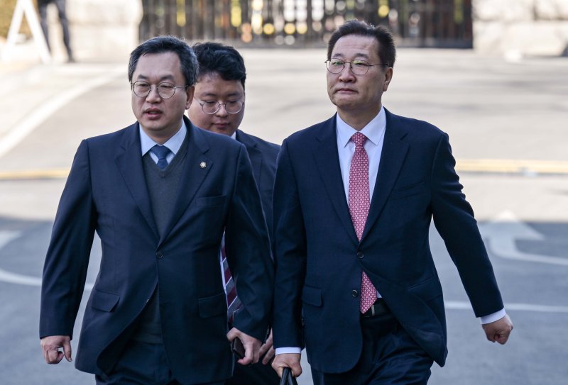 [서울=뉴시스] 김금보 기자 = 박성재 법무부 장관이 24일 오후 서울 종로구 헌법재판소에서 열리는 자신에 대한 탄핵심판 첫 변론준비기일에 출석하고 있다. (공동취재) 2025.02.24. photo@newsis.com