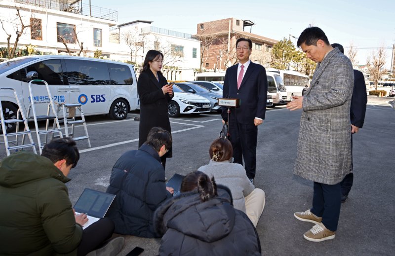 [서울=뉴시스] 김금보 기자 = 박성재 법무부 장관이 24일 오후 서울 종로구 헌법재판소에서 열리는 자신에 대한 탄핵심판 첫 변론준비기일에 출석하며 입장을 밝히고 있다. (공동취재) 2025.02.24. photo@newsis.com