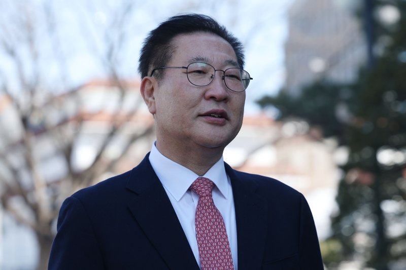 [서울=뉴시스] 김금보 기자 = 박성재 법무부 장관이 24일 오후 서울 종로구 헌법재판소에서 열리는 자신에 대한 탄핵심판 첫 변론준비기일에 출석하며 입장을 밝히고 있다. (공동취재) 2025.02.24. photo@newsis.com