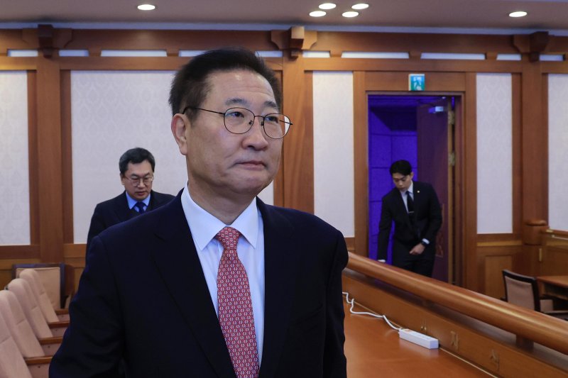 [서울=뉴시스] 김금보 기자 = 박성재 법무부 장관이 24일 서울 종로구 헌법재판소 소심판정에서 열린 탄핵 심판 첫 변론준비기일에 참석하고 있다. (공동취재) 2025.02.24. photo@newsis.com