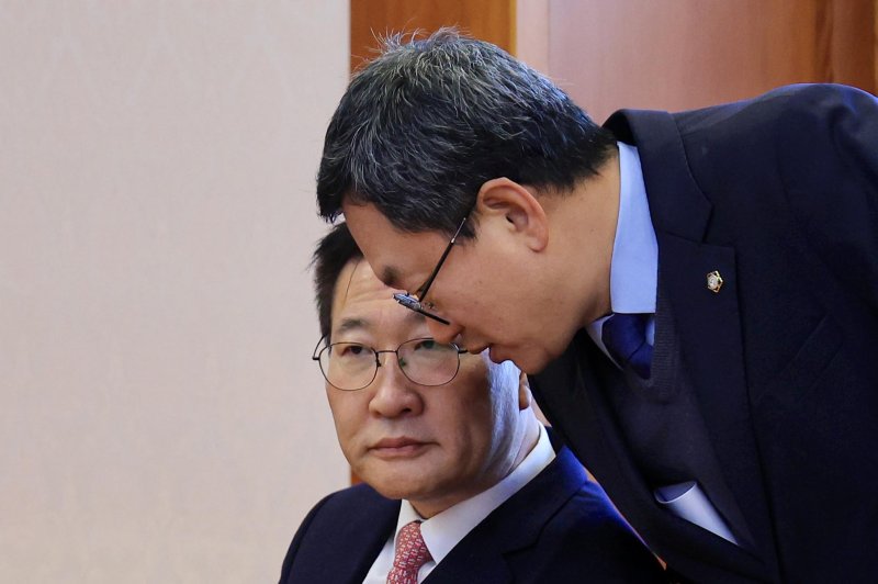 [서울=뉴시스] 김금보 기자 = 박성재 법무부 장관이 24일 서울 종로구 헌법재판소 소심판정에서 열린 탄핵 심판 첫 변론준비기일에 참석해 대리인인 김재훈 변호사와 대화하고 있다. (공동취재) 2025.02.24. photo@newsis.com