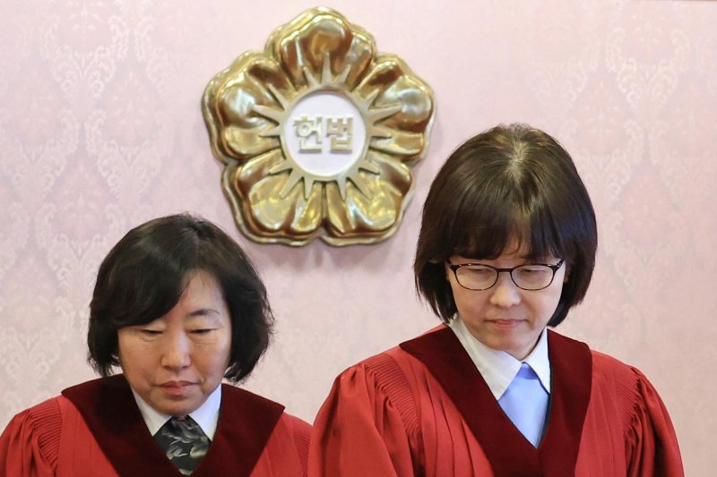 [서울=뉴시스] 김금보 기자 = 24일 서울 종로구 헌법재판소 소심판정에서 열린 박성재 법무부 장관 탄핵 심판 첫 변론준비기일에 수명재판관인 정계선·이미선 재판관이 입장하고 있다. (공동취재) 2025.02.24. photo@newsis.com